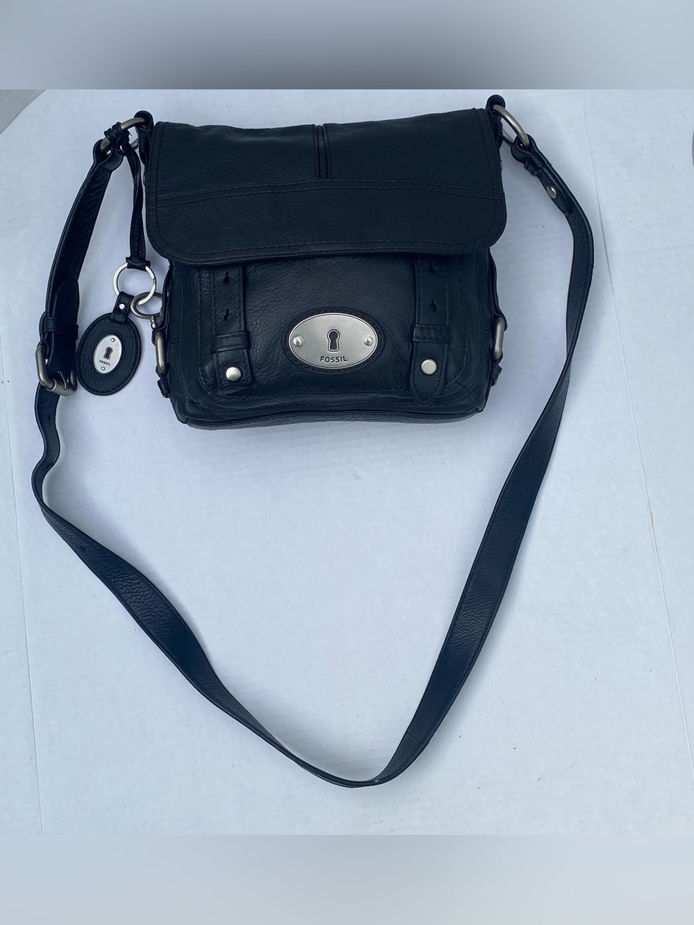 FÓSSIL 🖤ABlack Leathere Flap Crossbody Bag with Silver Accent 🖤🤍✨